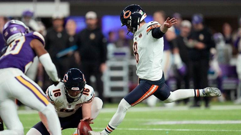 Chicago Bears place-kicker Cairo Santos (8) kicks a 39-yard field...