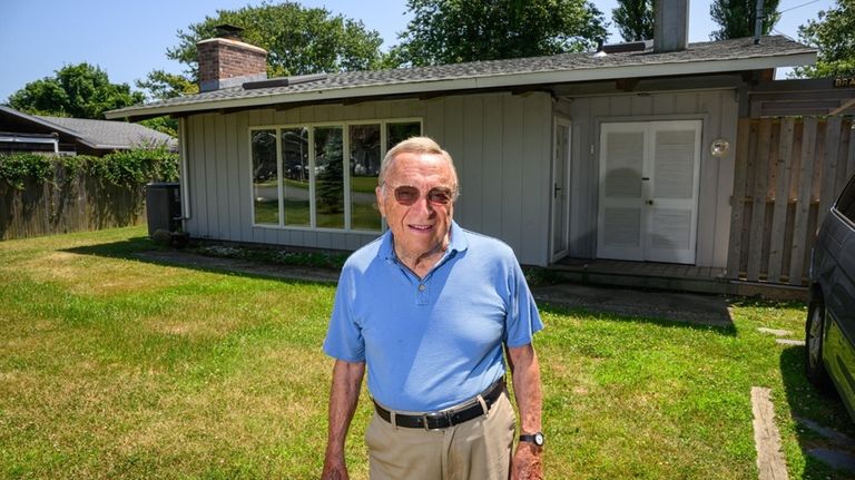 Murray Braverman, 94, was looking for an office chair when...