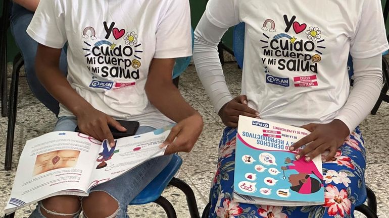 Teenage club members wear shirts that reads in Spanish "I...