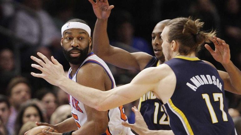 Baron Davis is defended by Indiana Pacers' Louis Amundson (17)...