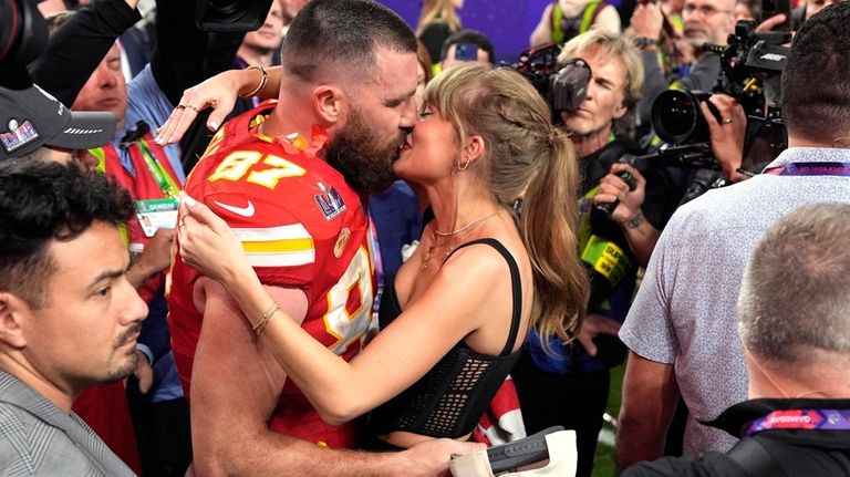 Taylor Swift kisses Kansas City Chiefs tight end Travis Kelce...