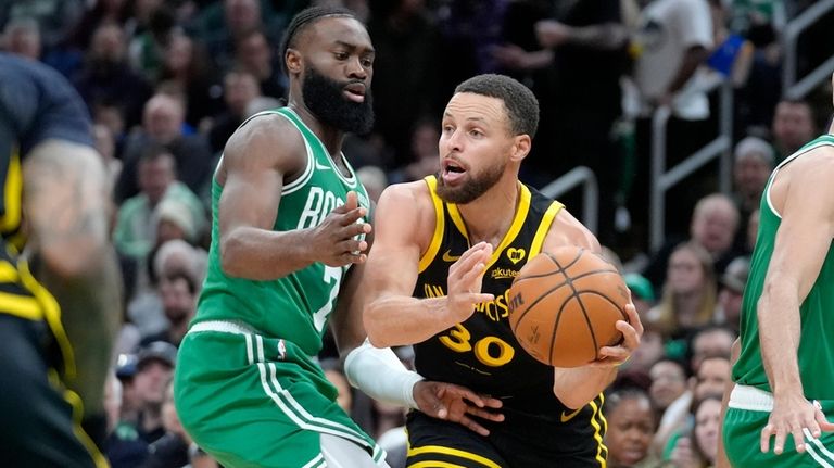 Golden State Warriors guard Stephen Curry (30) looks to pass...