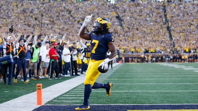 Michigan running back Donovan Edwards scores on a pass reception...