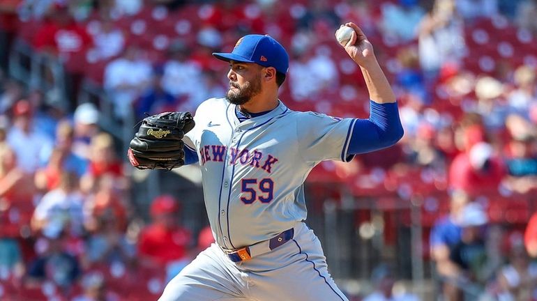 Mets starting pitcher Sean Manaea throws during the first inning...