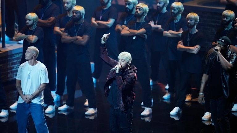 Eminem performs "Houdini" to open the MTV Video Music Awards.