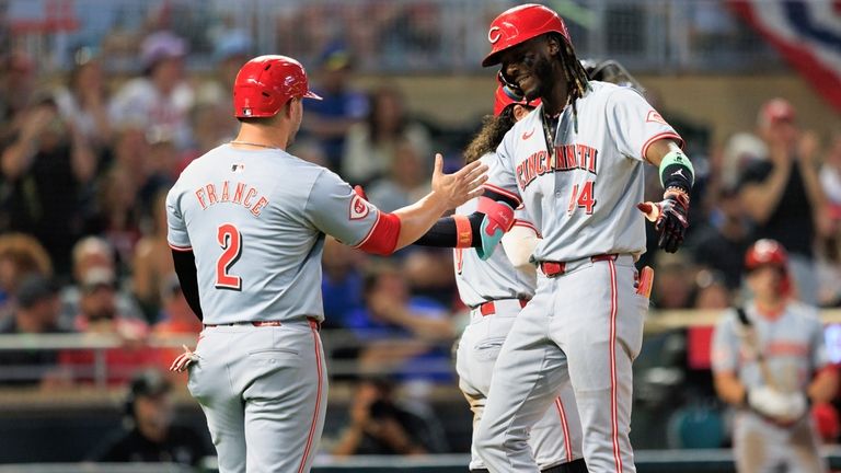 Cincinnati Reds Elly De La Cruz (44) celebrates with Cincinnati...