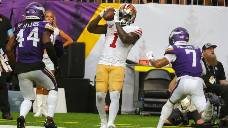 San Francisco 49ers wide receiver Deebo Samuel Sr. (1) catches...