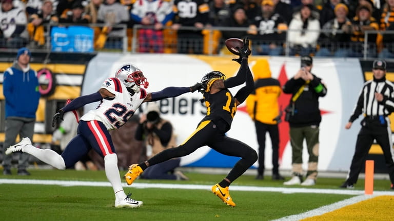 Pittsburgh Steelers wide receiver Diontae Johnson, right, catches a touchdown...
