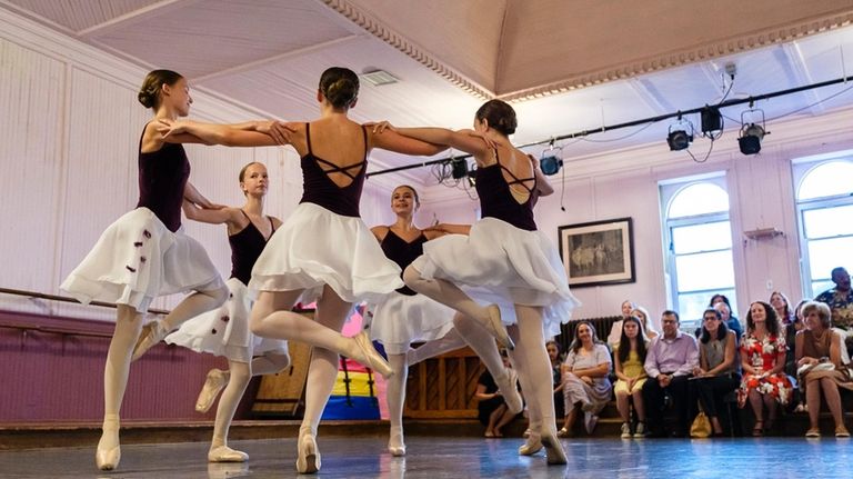 Elsa Posey's Icon award was celebrated with dance, naturally.