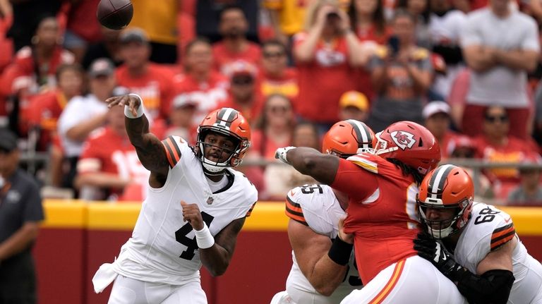 AP source: Browns work out QBs while awaiting Watson ruling