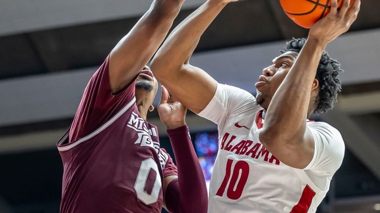 Alabama forward Mouhamed Dioubate (10) works against Mississippi State forward...