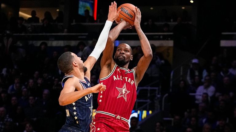 Phoenix Suns forward Kevin Durant (35) shoots over Indiana Pacers...