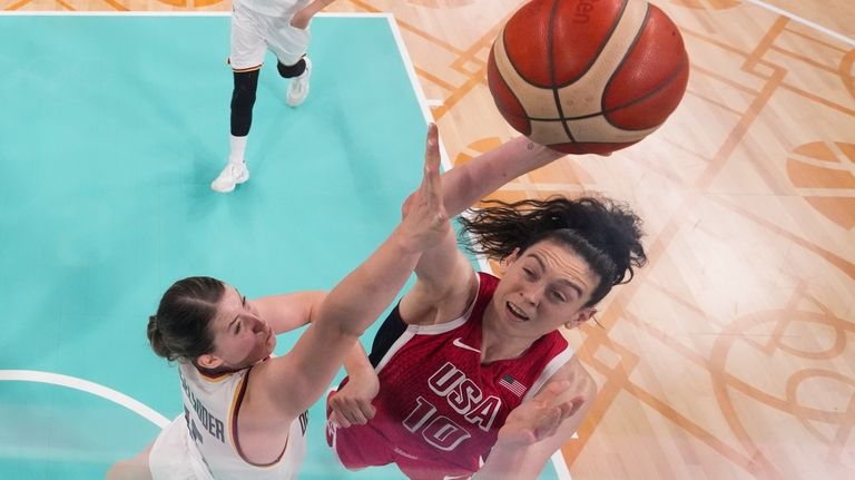 Breanna Stewart (10), of the United States, shoots over Luisa...