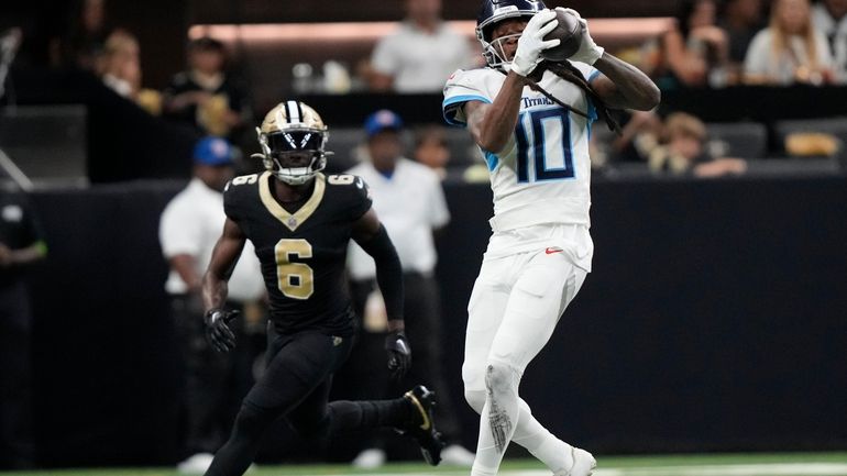 Tennessee Titans wide receiver DeAndre Hopkins (10) makes a catch...