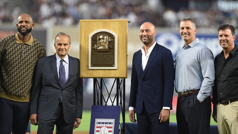 Derek Jeter feels the love from the fans as Yankees honor his Hall