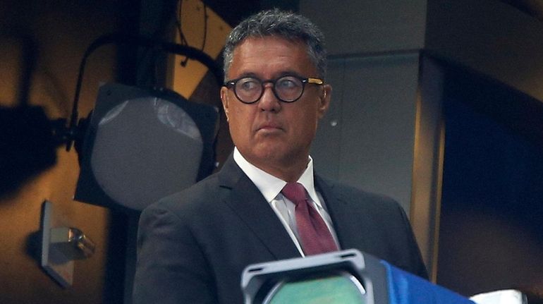 Mets broadcaster and former pitcher Ron Darling changed his travel schedule...