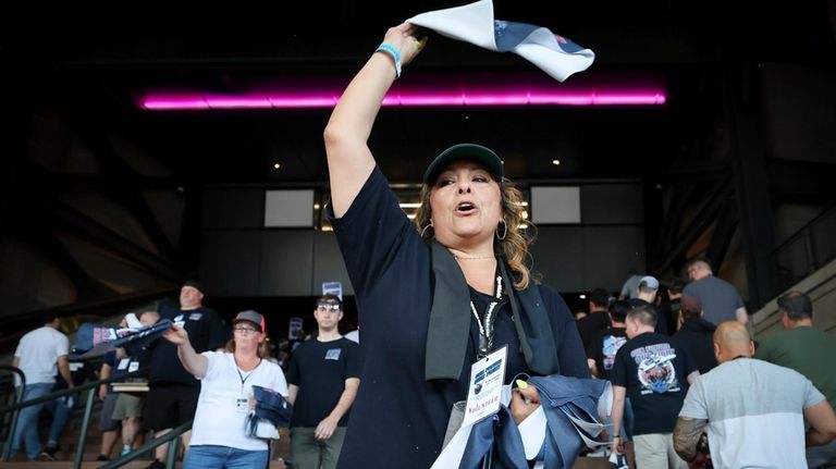 Cristina Green waves a towel to machinists and fellow union...