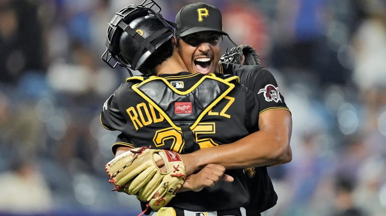 Pirates break out bats, gloves, arms in victory against Cardinals