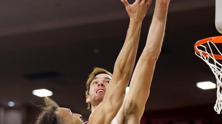 Providence guard Devin Carter (22) shoots against Oklahoma forward Sam...