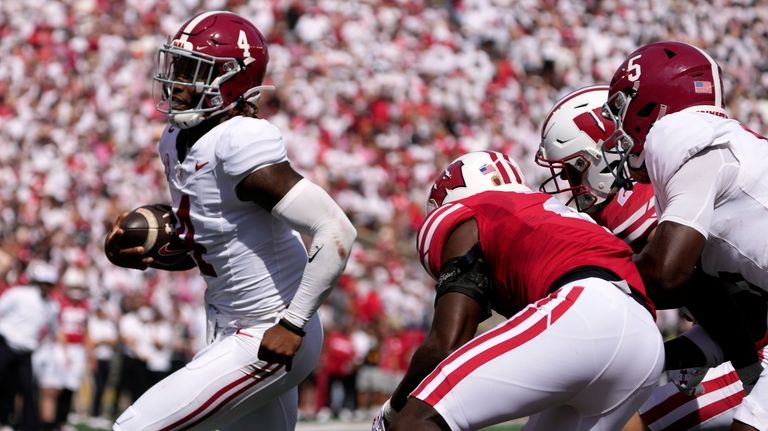 Alabama's Jalen Milroe (4) runs for a touchdown during the...