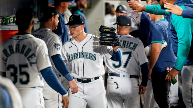 Mariners ride long ball to victory over Padres