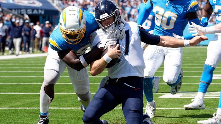 Tennessee Titans quarterback Ryan Tannehill (17) scores a touchdown past...