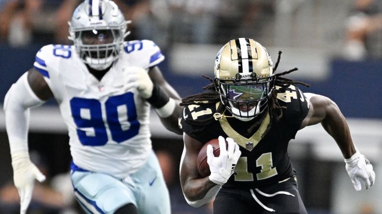 New Orleans Saints running back Alvin Kamara (41) breaks away...