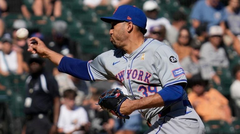 Mets relief pitcher Edwin Díaz throws against the Chicago White...