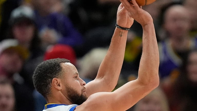 Golden State Warriors guard Stephen Curry (30) shoots during the...