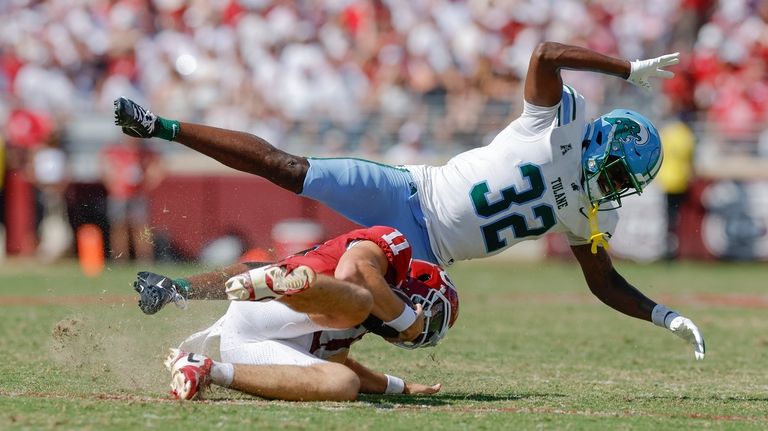 Tulane safety Bailey Despanie (32) hits Oklahoma quarterback Jackson Arnold...