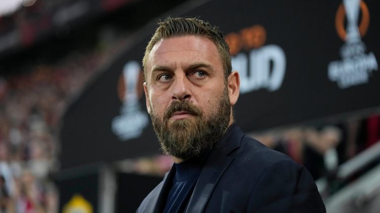 Roma's head coach Daniele De Rossi waits for the start...