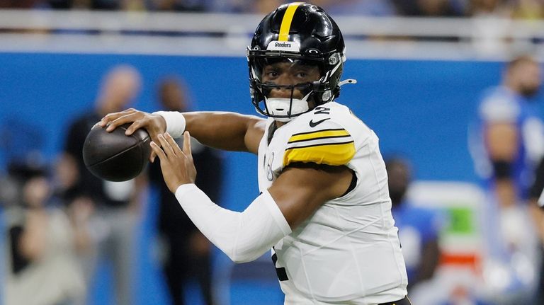 Pittsburgh Steelers quarterback Justin Fields scrambles during the first half...