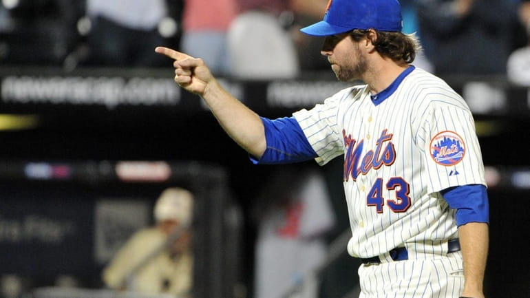 Dickey throws a one-hitter against the Phils 