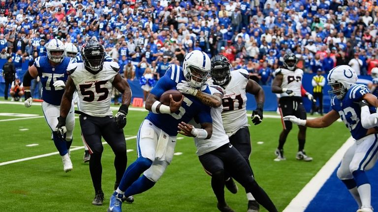 Indianapolis Colts quarterback Anthony Richardson (5) runs to the end...