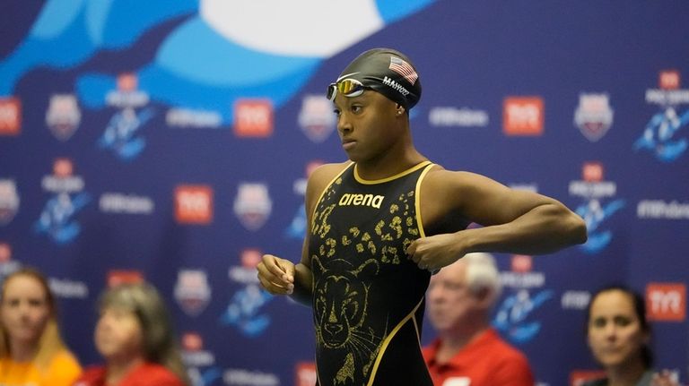 Simone Manuel prepares to compete at the Pro Swim Series...