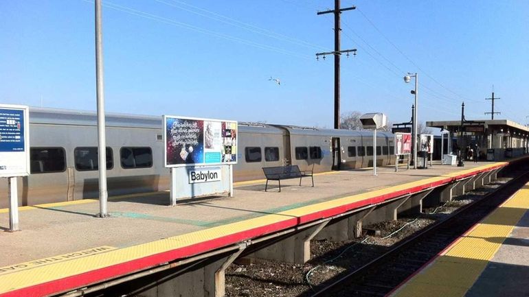 Port Washington LIRR shuttle service kicks off - Newsday