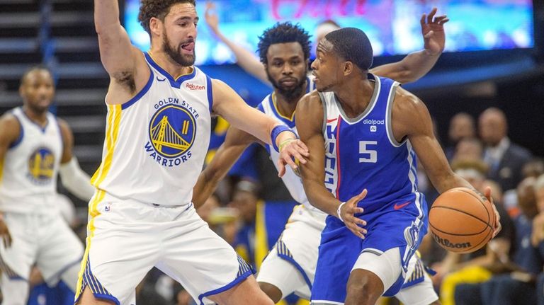 Golden State Warriors guard Klay Thompson (11) guards Sacramento Kings...