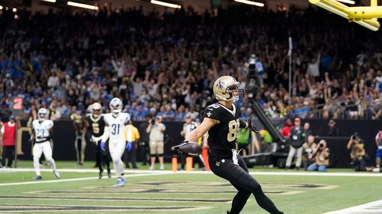 New Orleans Saints tight end Jimmy Graham (80) scores on...