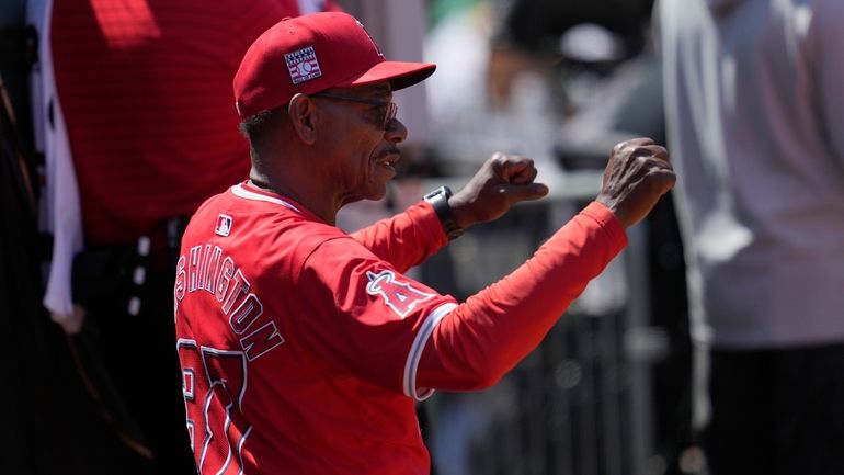 Los Angeles Angels manager Ron Washington gestures toward players during...