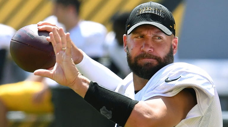 Steelers quarterback Ben Roethlisberger drops back to pass during practice on...