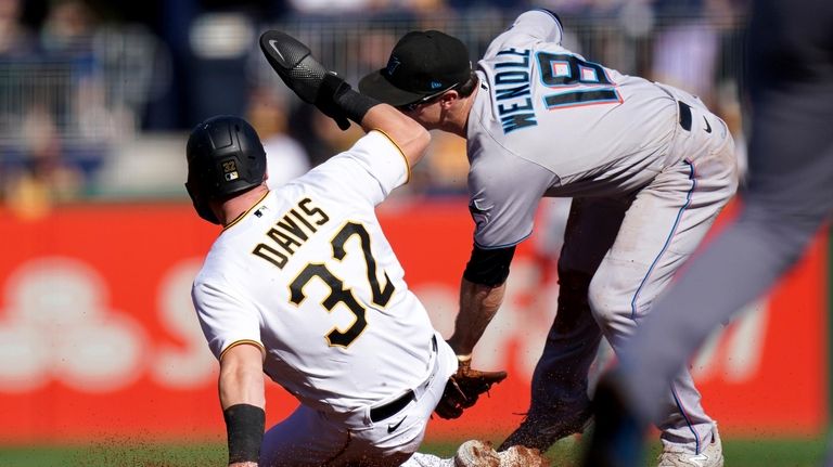 Miami Marlins beat Pirates 4-3 to close in on playoff spot - CBS Miami