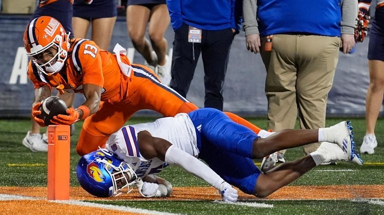 Kansas safety O.J. Burroughs, right, keeps Illinois wide receiver Pat...