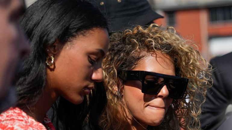 Raquel Smith, right, widow of former NFL New Orleans Saints...