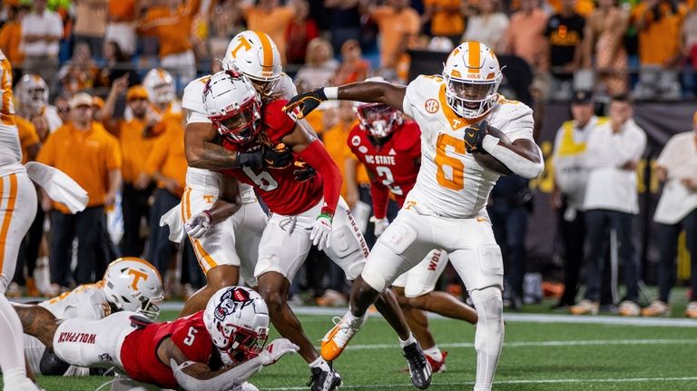 Tennessee Volunteers running back Dylan Sampson (6) breaks for a...