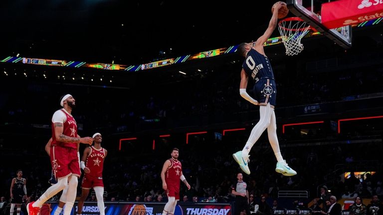 Indiana Pacers guard Tyrese Haliburton (0) goes up for a...