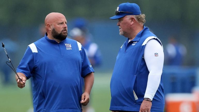 Giants head coach Brian Daboll talks to defensive coordinator Wink Martindale...