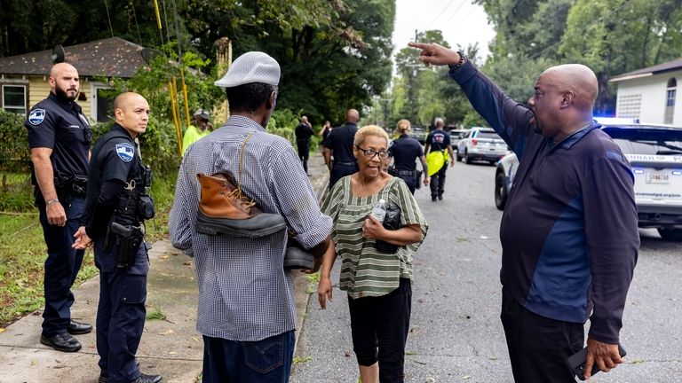 Savannah Mayor Van Johnson, right, helps Tremont Park residents Michael...