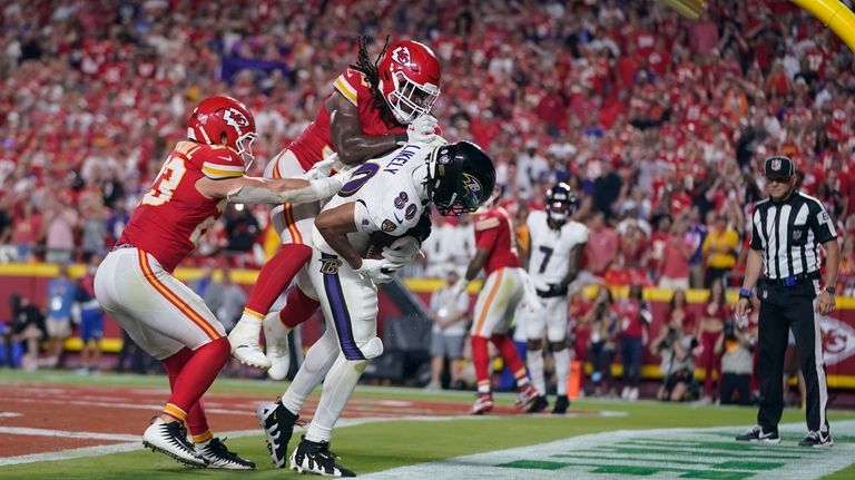 Baltimore Ravens tight end Isaiah Likely (80) catches a pass...