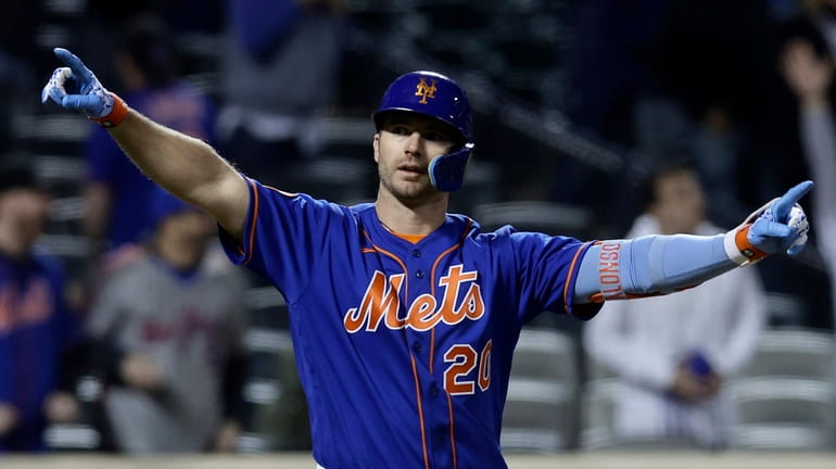 New York Mets' Pete Alonso celebrates a home run with Daniel