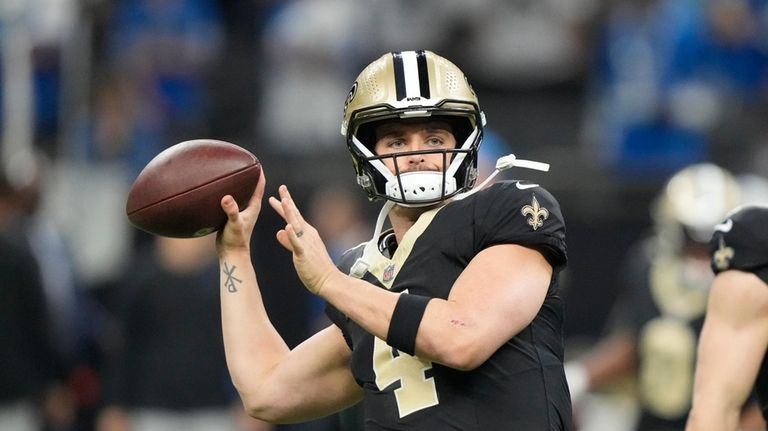 New Orleans Saints quarterback Derek Carr warms up before the...